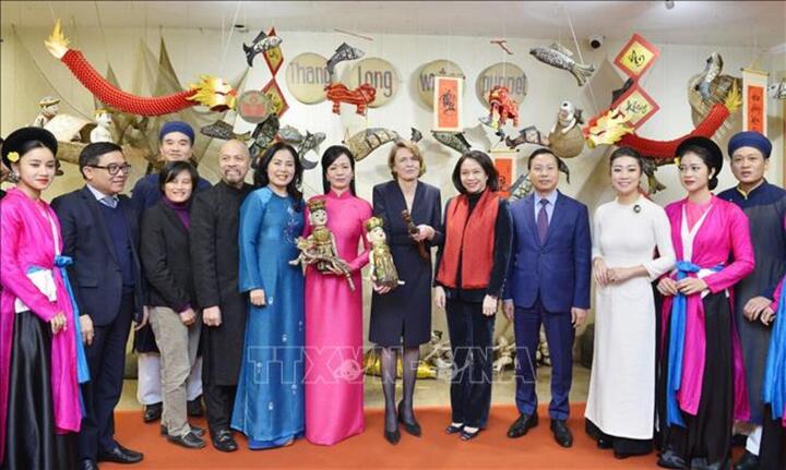 Phu nhân Chủ tịch nước - bà Phan Thị Thanh Tâm cùng Phu nhân Tổng thống Cộng hòa Liên bang Đức - bà Elke Büdenbender với các nghệ sĩ Nhà hát Múa rối Thăng Long.