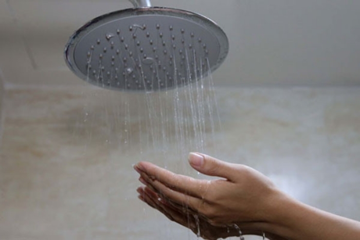 Càng về khuya, thời tiết càng lạnh, sự chênh lệch nhiệt độ giữa môi trường và cơ thể lớn, do đó bạn không nên tắm muộn. (Ảnh minh hoạ)