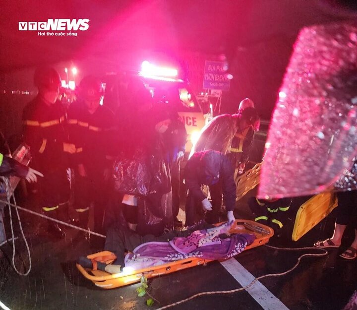 Xe khách tiếp tục đâm vào phần taluy và rơi xuống một con suối. Vụ tai nạn khiến ít nhất 3 người tử vong, 20 người bị thương. Các nạn nhân bị thương được đưa đến cấp cứu tại Bệnh viện Đà Nẵng và Trung tâm y tế huyện Hòa Vang.