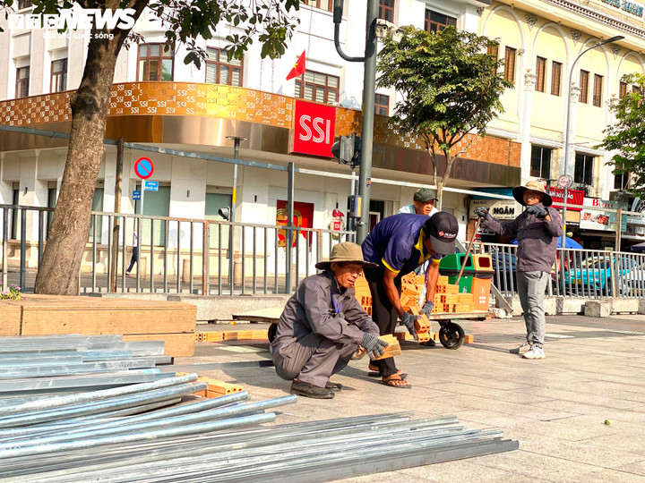 Ghi nhận của PV VTC News chiều 23/1 tại phố đi bộ Nguyễn Huệ, để kịp tiến độ, hàng trăm nhân công đang gấp rút thi công các hạng mục.