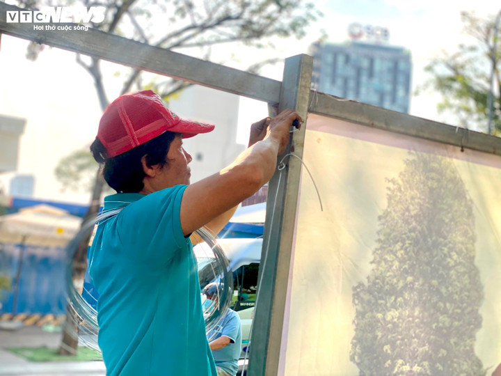 TP.HCM: Thi công đường hoa Nguyễn Huệ đón Tết Giáp Thìn 2024 - 5