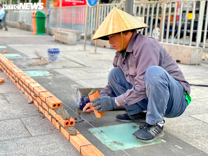 TP.HCM: Thi công đường hoa Nguyễn Huệ đón Tết Giáp Thìn 2024 - 6