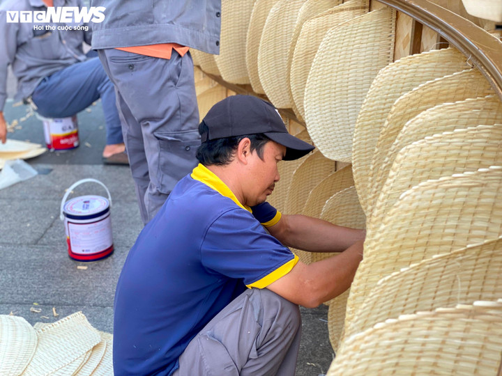 TP.HCM: Thi công đường hoa Nguyễn Huệ đón Tết Giáp Thìn 2024 - 3