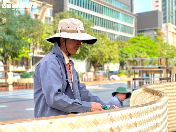 TP.HCM: Thi công đường hoa Nguyễn Huệ đón Tết Giáp Thìn 2024 - 2