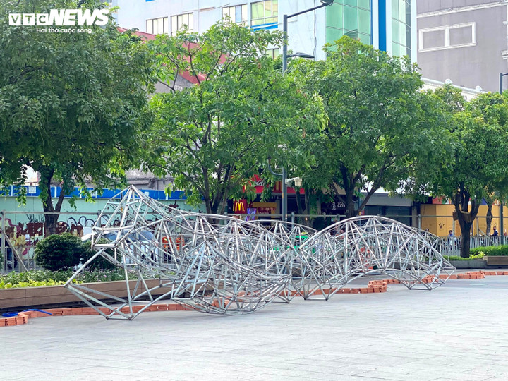 Điều đặc biệt nhất là năm nay, 3 linh vật rồng tại đại cảnh cổng chào (giao lộ Nguyễn Huệ - Lê Lợi) và cổng kết (giao lộ Nguyễn Huệ - Tôn Đức Thắng) lập kỷ lục kích thước con giáp từng xuất hiện trên Đường hoa, vượt qua Nhâm Thìn 2012 và Nhâm Dần 2022, với chiều dài linh vật vượt 100m.