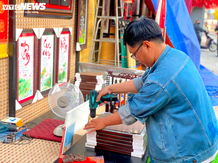 TP.HCM: Thi công đường hoa Nguyễn Huệ đón Tết Giáp Thìn 2024 - 12