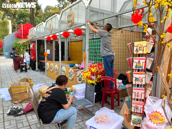 Cách đường hoa Nguyễn Huệ không xa, tại Nhà văn hoá Thanh Niên (đường Phạm Ngọc Thạch, Quận 1), không khí chuẩn bị cho ngày khai mạc Phố ông đồ cũng tất bật.