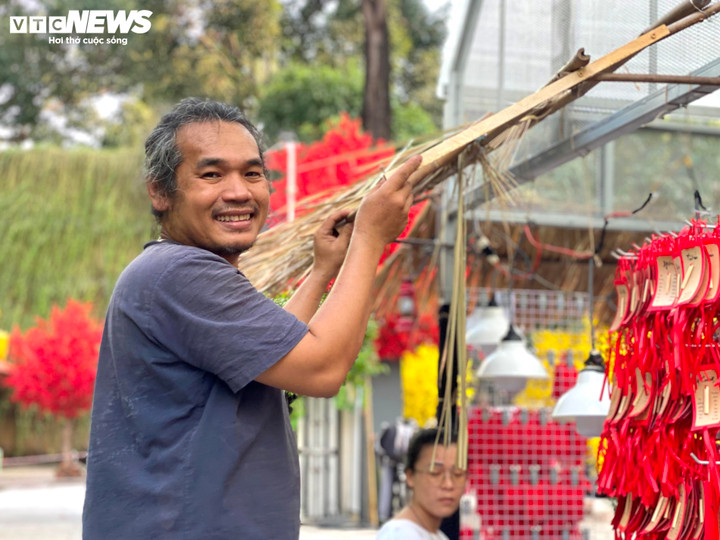 TP.HCM: Thi công đường hoa Nguyễn Huệ đón Tết Giáp Thìn 2024 - 11