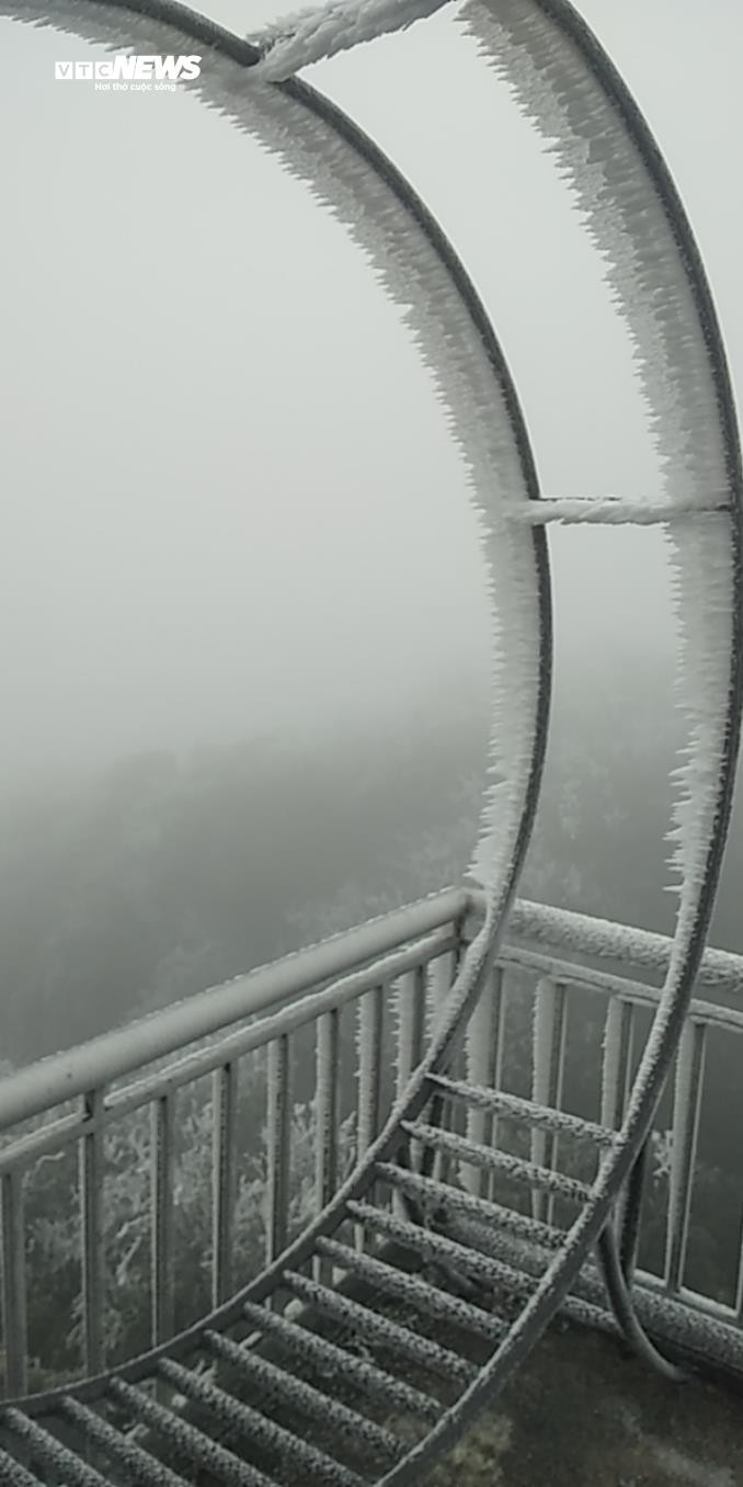 Băng tuyết bám trên các vật dùng, đồ dùng của người dân.