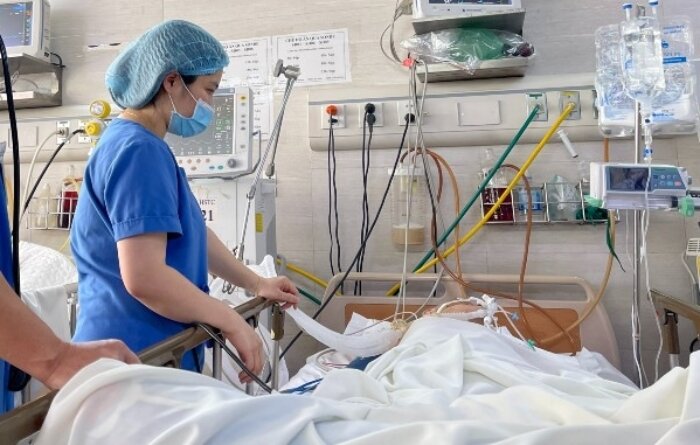 Nhân viên nó tế đỡ đần người dịch bị tác động vì thế đại hàn bên trên Bệnh viện Lão khoa Trung ương.