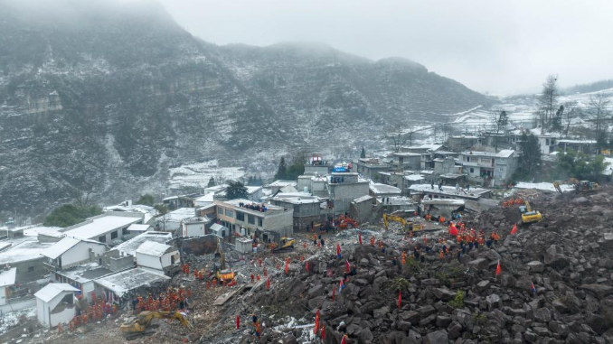 Lực lượng cứu hộ tìm kiếm, cứu nạn tại hiện trường. (Ảnh: Tân Hoa Xã)