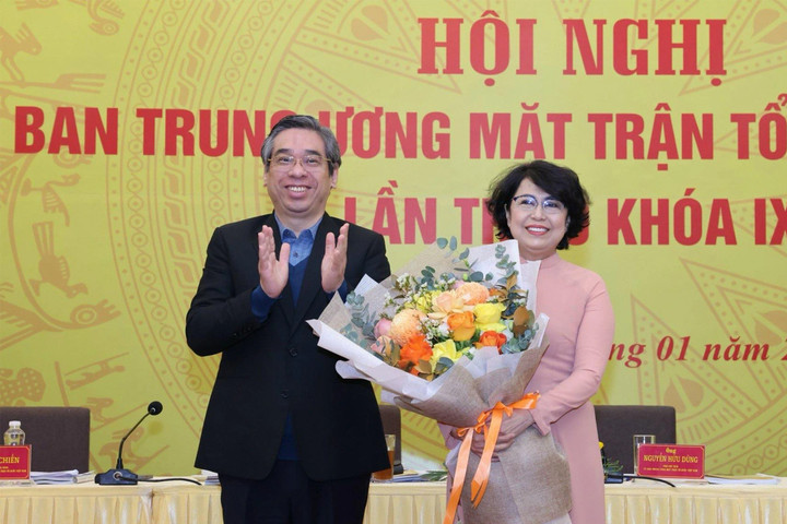 Phó Bí thư Thành ủy TP.HCM Nguyễn Phước Lộc tặng hoa chúc mừng bà Tô Thị Bích Châu. (Ảnh: mattran.org.vn)