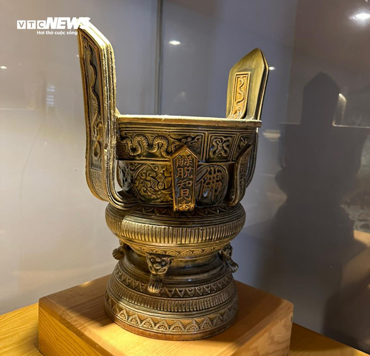 Lư hương gốm men lam xám cao 41cm, đường kính miệng 23,5cm, đế 21cm, nặng 7,3kg. Lư hương là sự kết hợp kỹ thuật đắp nổi, khắc chìm, in dán và tạo khắc độ dày mỏng của lớp men phủ vào đồ án trang trí.