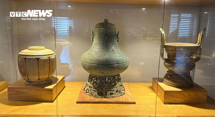 Ba bảo vật quốc gia gồm: Bình đồng Đông Sơn, niên đại: Văn hóa Đông Sơn, thế kỷ II - I trước sau Công nguyên; bình gốm hoa nâu, niên đại thế kỷ XI - XII; lư hương gốm men lam xám, niên đại khoảng niên hiệu Hưng Trị (1588 - 1591), đời vua Mạc Mậu Hợp.