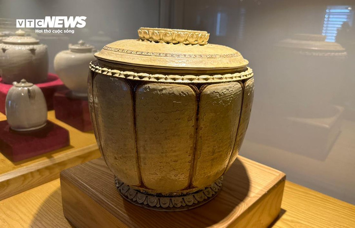 Bình gốm hoa nâu cao 25,5cm, đường kính miệng 22,7cm, đáy 18cm, trọng lượng 2,7kg, là hiện vật tiêu biểu cho sự phát triển đỉnh cao kỹ nghệ gốm thời Lý (1009-1225). Bình được các chuyên gia nhận định là pháp bảo thuộc dòng đồ phục vụ Phật giáo, dùng đựng xá lợi, pháp thân của bậc trí giác, trí tâm kiết tường để thờ phụng trong bảo tháp hay quốc tự.