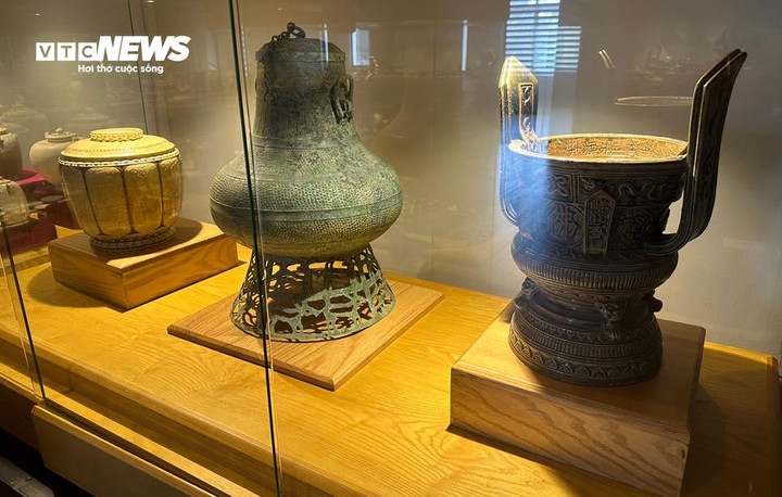 Chiếc lư hương là độc bản, khối hình đẹp và còn khá nguyên vẹn. Căn cứ vào đề tài, minh văn cho thấy lư hương do tầng lớp quý tộc, hoàng thân quốc thích đặt làm cung tiến vào nơi tôn nghiêm hay quốc tự.