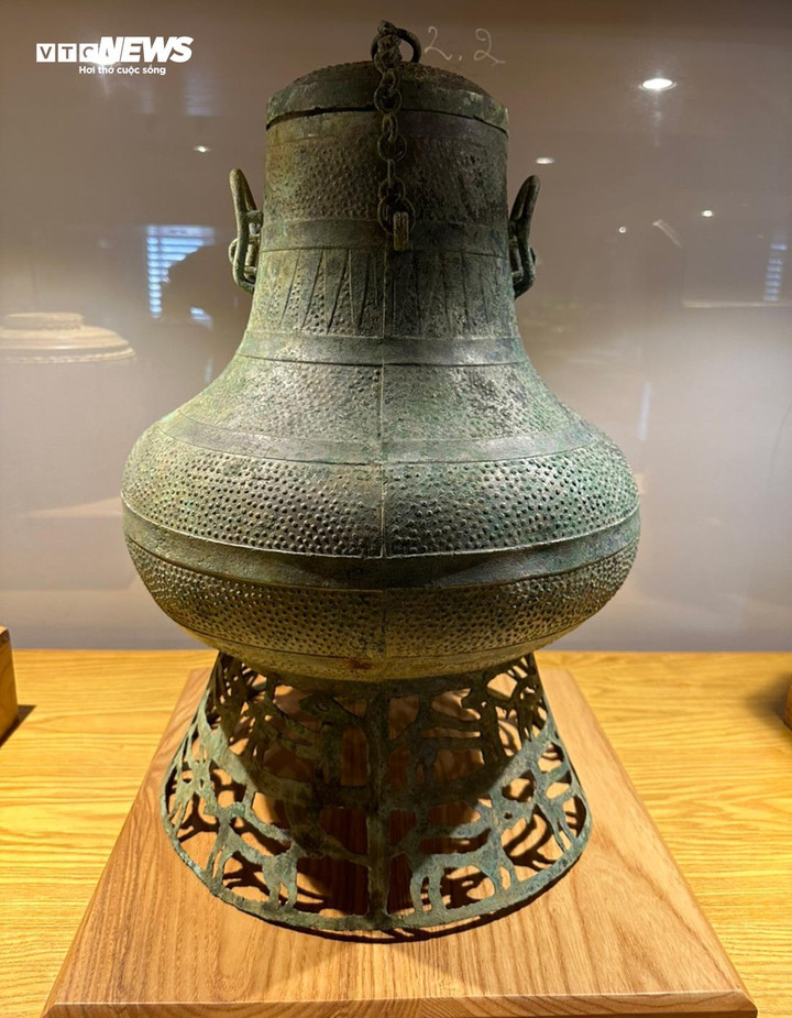 Trả lời PV VTC News, ông Trần Đình Thăng cho biết, bình đồng Đông Sơn vừa được công nhận bảo vật quốc gia, là chiếc bình độc nhất vô nhị tới nay được tìm thấy trong nước và quốc tế. Điểm độc đáo của cổ vật là chân đế đúc rỗng với đường nét hoa văn liền mạch, khúc chiết, tạo chiều sâu mỹ cảm thưởng ngoạn. Bình được đúc với khối hình lớn, cao 53cm, đường kính miệng 15,7cm, thân 37cm, chân đế 34cm, trọng lượng 7,5kg. Bình đồng Đông Sơn là tác phẩm nghệ thuật mang giá trị tiêu biểu của kỹ nghệ đúc đồng và trang trí điển hình của người Việt cổ trên đồ đồng thuộc văn hóa Đông Sơn.