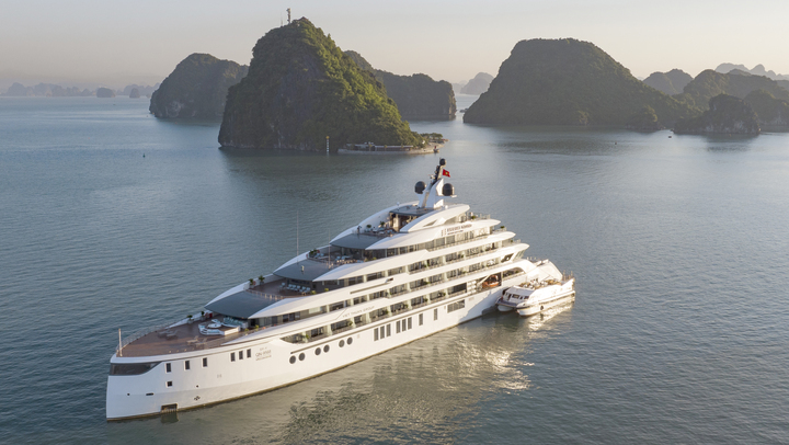 Du thuyền Essence Grand HaLong Bay Cruise I được các chuyên gia hàng hải đánh giá là con tàu “xanh”, do chính cán bộ, kỹ sư Công ty TNHH MTV Đóng tàu Hạ Long đóng mới.
