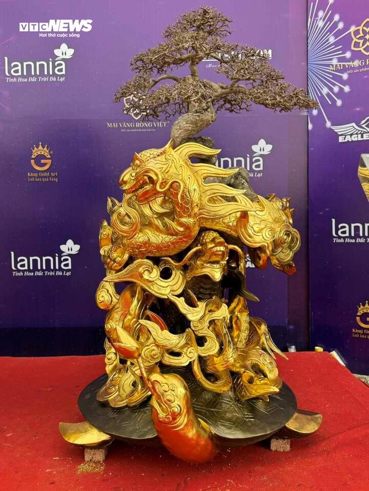 Cây duối trong tác phẩm "Tứ linh quá hải".
