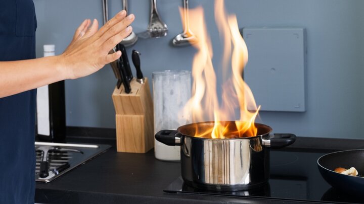 Các hộ mái ấm gia đình dùng bếp từ đem nguy hại gặp gỡ hỏa thiến na ná tổn thất áp lực rộng lớn bếp gas. (Ảnh: House Digest)