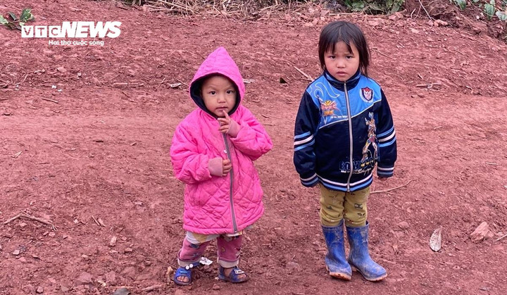 Học sinh ở nơi '4 không' quấn chăn đến trường chống chọi giá rét - 3