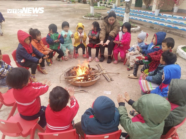 Trường mầm non Pa Tần (xã Pa Tần, huyện Nậm Pồ, tỉnh Điện Biên) có một trường trung tâm và 8 điểm trường lẻ, tổng 313 học sinh, trong đó nhiều điểm trường khó khăn với “4 không”: không điện, không đường bê tông, không nước sinh hoạt và gần như không sóng điện thoại.