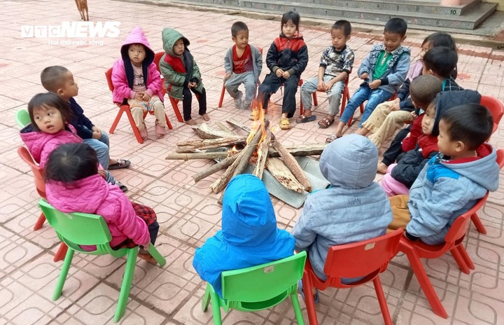 Học sinh ở nơi '4 không' quấn chăn đến trường chống chọi giá rét - 7