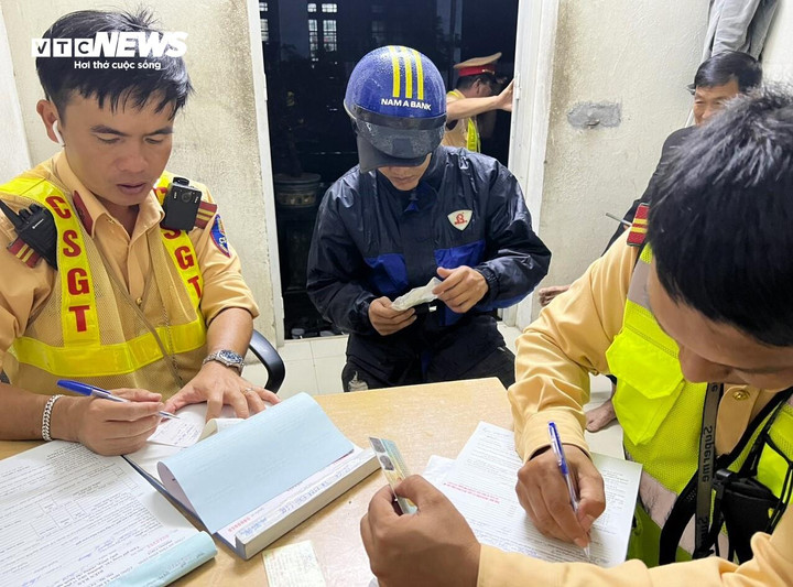 Nam thanh niên N.T.T. được lực lượng TTKS đưa về chốt kiểm tra để lập biên bản xử lý sau khi có hành động bỏ phương tiện tháo chạy.