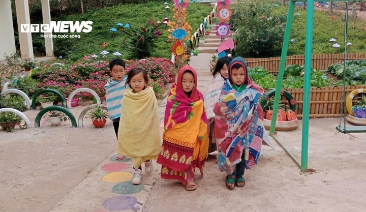 Trong mưa mù và giá rét, các em vẫn cắp sách đến trường từ sáng sớm. Quần áo mặc không đủ ấm nên nhiều em được bố mẹ quấn thêm chăm để đến trường.