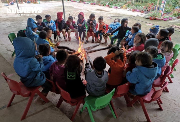 Cô và trò tìm mọi cách để chống chọi với giá rét. Hầu hết các điểm trường thuộc trường mầm non Pa Tần đều dùng củi đốt để sưởi ấm.