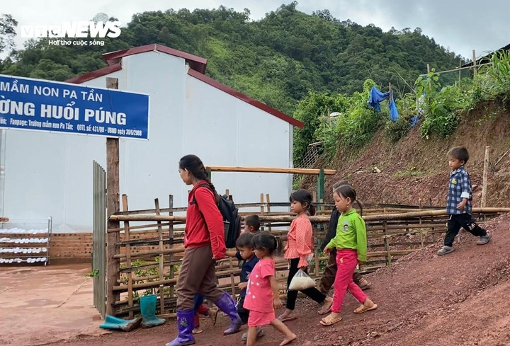 Dù gặp muôn vàn khó khăn bởi đường sá và thời tiết nhưng các giáo viên nơi đây chưa bao giờ có ý nghĩ sẽ bỏ nghề để tìm hướng đi mới. Hầu hết các cô đều quyết tâm kiên trì bám bản đưa ánh sáng tri thức đến với trẻ em vùng sâu, vùng xa.