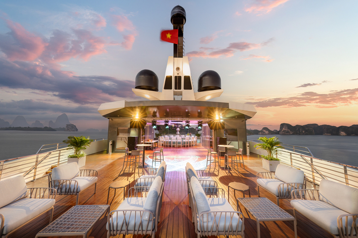 Stellar Sky Bar - địa điểm ngắm hoàng hôn đầy lãng mạn giữa lòng vịnh Hạ Long (Ảnh: Chủ đầu tư cung cấp)