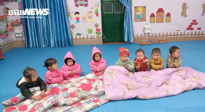 Trong lớp học các con được trang bị thêm chăn để phần nào ngăn cái rét buốt nơi vùng biên cương.