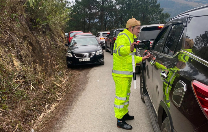 Lực lượng CSGT đã tổ chức phân luồng giao thông, chỉ dẫn xe đi lên khu du lịch theo đường ngã ba Bản Tẳng, tỉnh lộ 421 nối quốc lộ 4B. Còn xe xuống núi, từ km số 22 rẽ về đường Công Sơn, ra xã Hải Yến, tới thị trấn Cao Lộc (huyện Cao Lộc).