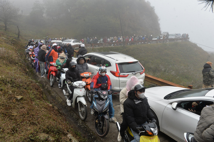 Trong hai ngày 23-24/1, hàng nghìn du khách từ Hà Nội, Bắc Ninh, Hải Phòng... khi nghe tin băng tuyết xuất hiện ở Mẫu Sơn đã tìm đến chiêm ngưỡng cảnh sắc hiếm gặp khiến tuyến đường ùn tắc kéo dài.