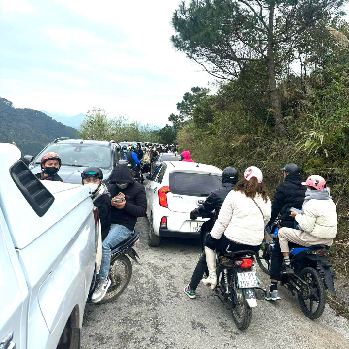 “Cung đường dài trên 4km lên đỉnh núi Mẫu Sơn nhỏ, hẹp, có nhiều đoạn cua gấp, thêm vào đó nhiệt độ vẫn tiếp tục giảm nhanh kèm sương mù dày đặc, đường trơn trượt nên sẽ gây nhiều khó khăn cho các phương tiện giao thông. Du khách cần chú ý lái xe an toàn khi di chuyển đến khu vực này, đi đúng phần đường và theo sự chỉ dẫn của cơ quan chức năng địa phương. Đặc biệt, du khách không nên dừng xe giữa đường để chụp ảnh, trò chuyện”, lực lượng CSGT huyện Lộc Bình, Lạng Sơn khuyến cáo.