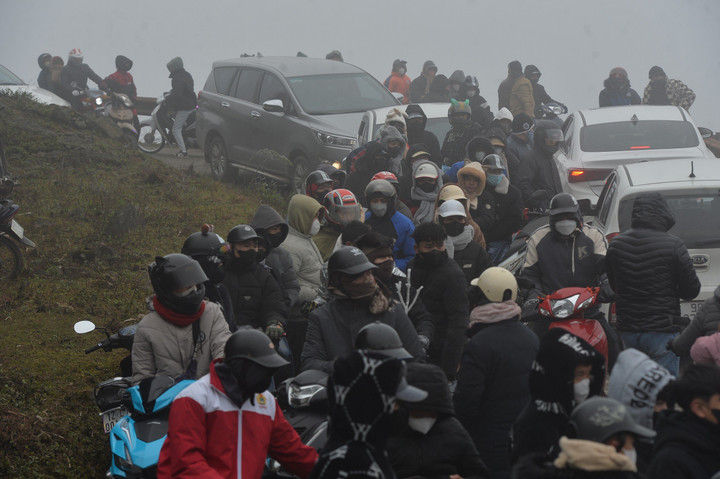 Nhiều cung đường dẫn từ chân núi lên đỉnh Mẫu Sơn ùn ứ cả chục km, không thể di chuyển. Lực lượng CSGT huyện Lộc Bình phải ra phân luồng, điều tiết giao thông.