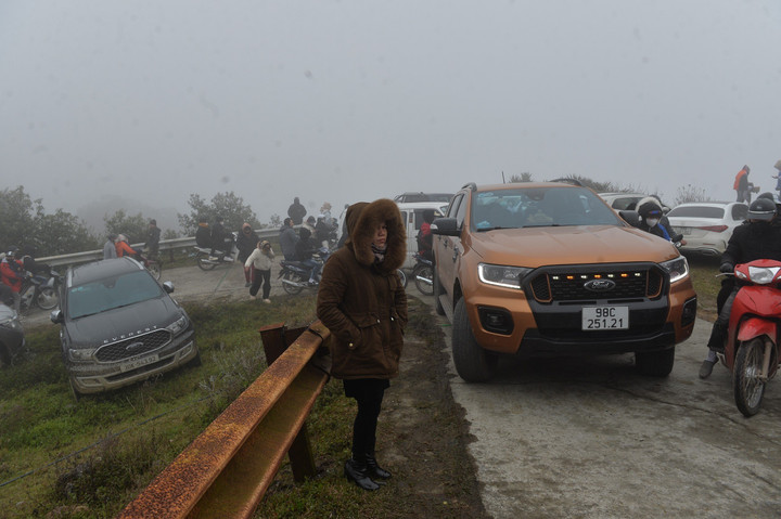 Do đường tắc dài, nhiều người phải xuống xe đi bộ.