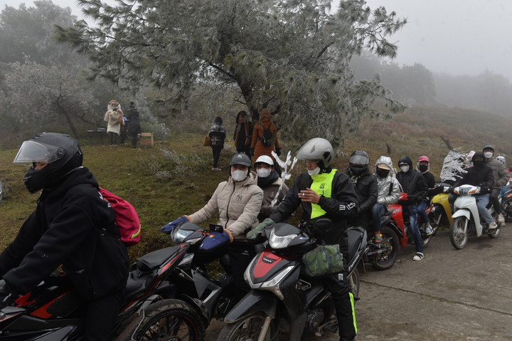 Anh Nguyễn Tuấn Nghĩa (ở Bắc Giang) cho biết: "Tôi lên Mẫu Sơn từ sáng 23/1 nhưng không đặt được phòng nên chiều tôi đã chủ động quay xuống. Tuy nhiên, do lượng xe đông nên đến 16h cùng ngày tôi vẫn chưa thể ra khỏi đỉnh núi."