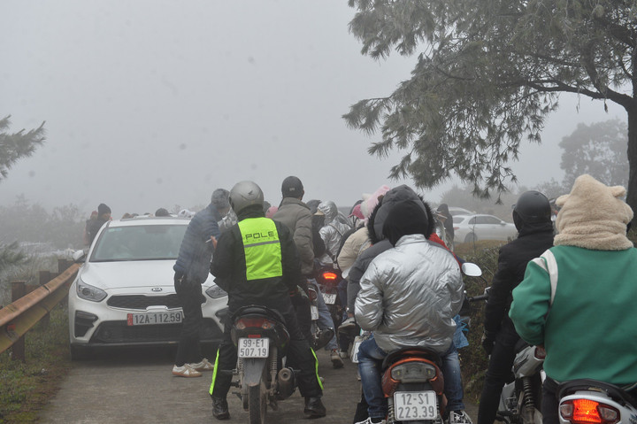 Càng về chiều dòng người ngược xuôi lên đỉnh Mẫu Sơn càng đông khiến việc lưu thông thêm khó khăn.