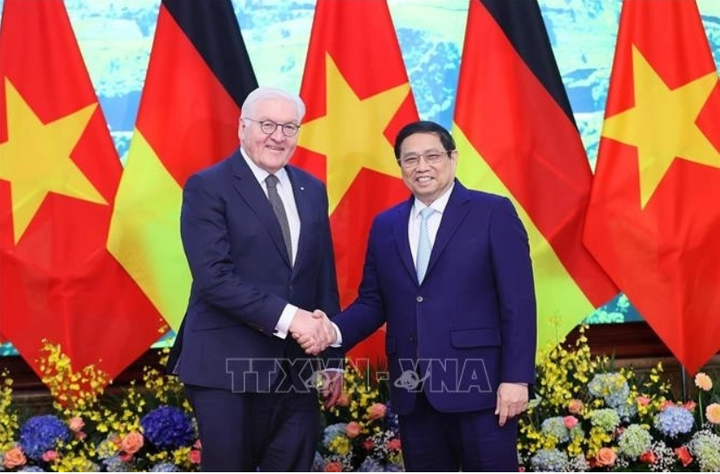 Thủ tướng Phạm Minh Chính và Tổng thống Frank-Walter Steinmeier. (Ảnh: TTXVN)