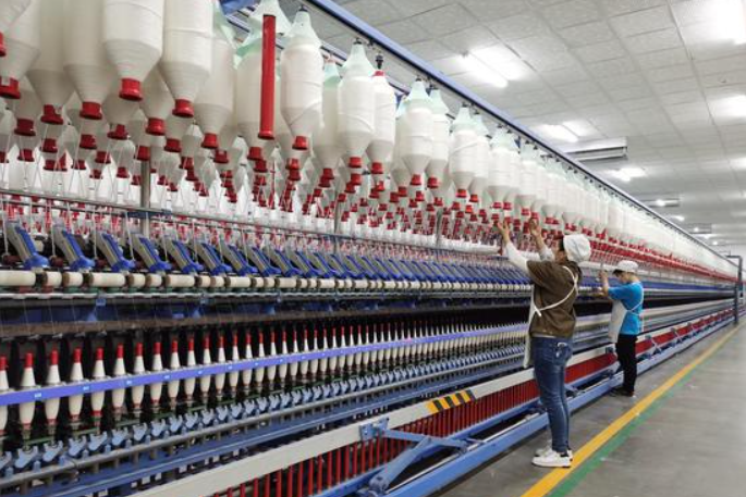 Công nhân làm việc xuyên Tết tại một nhà máy ở huyện Nhân Thọ, tỉnh Tứ Xuyên, năm 2021. (Ảnh: Sina)