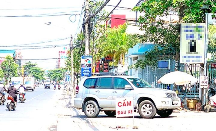 Nhiều hộ dân tự ý dựng biển "Cấm đậu xe". (Ảnh: Đ.Tùng)
