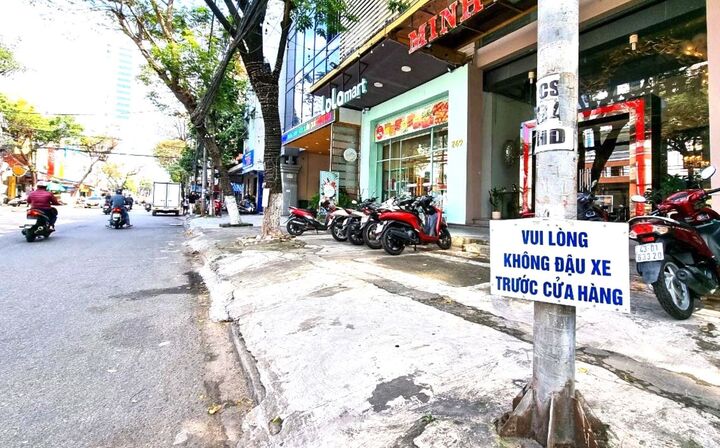 Nhiều hộ dân tự ý cho phép mình được cấm ô tô dừng, đỗ. (Ảnh: H.Đ)
