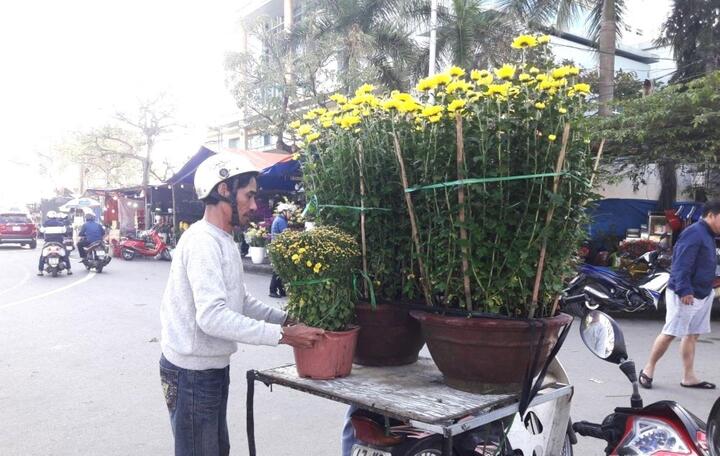 Cho cay ngay tet nguoi di xe may co the bi phat hon 500 ngan - 4