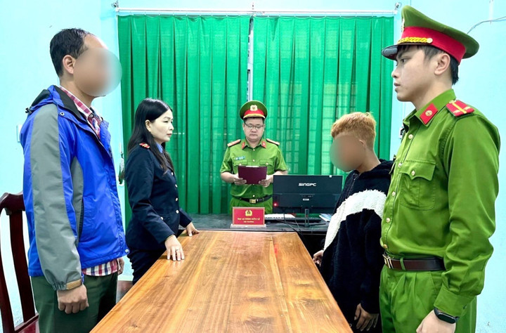 Công an công bố lệnh bắt B.T về hành vi “Giao cấu với người từ đủ 13 tuổi đến dưới 16 tuổi”. (Ảnh: Công an cung cấp)