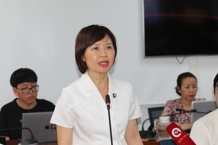 Bà Lê Hồng Nga - Phó Giám đốc Trung tâm Kiểm soát bệnh tật TP.HCM thông tin về tình hình biến thể phụ JN.1 của COVID-19.