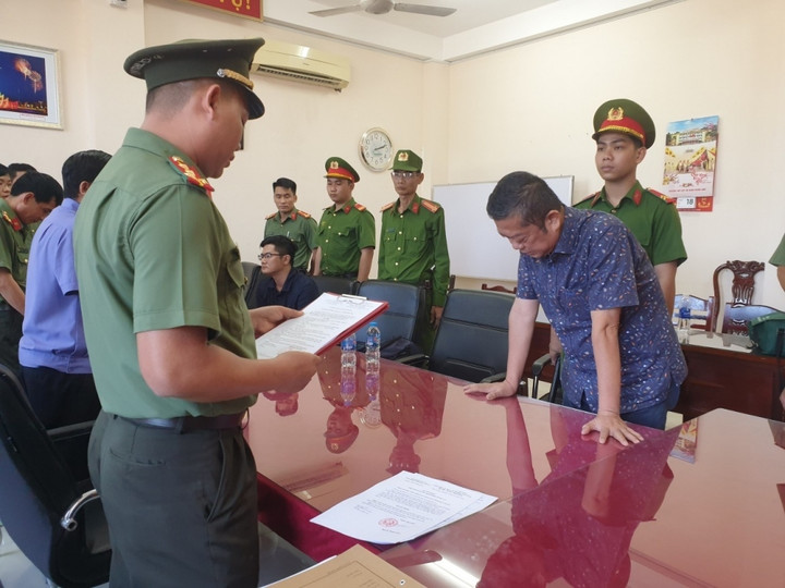 Công an tỉnh Hậu Giang tống đạt các quyết định khởi tố và lệnh bắt tạm giam Lê Gia Phước. (Ảnh: Thế Phong)