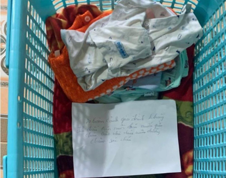 Chiếc giỏ nhựa màu xanh cùng tờ giấy "nhờ nuôi hộ".