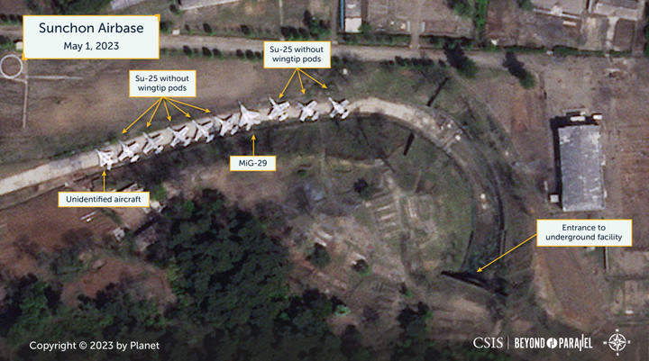 Máy bay MiG-29 và MiG-25 của Triều Tiên tại sân bay Sunchon.